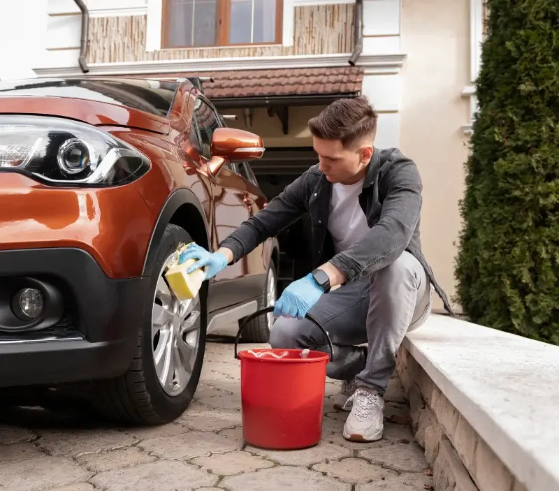 Lavage auto à domicile Jaudrais : professionnel intervenant sur un véhicule